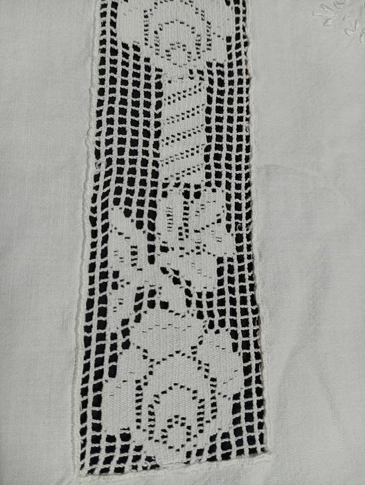 Lençol de cama antigo com renda e bordados