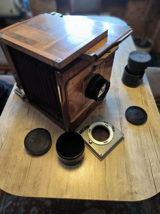фотокамери 13х18 і 18х24 з об'єктивами і світлофільтрами в заводському