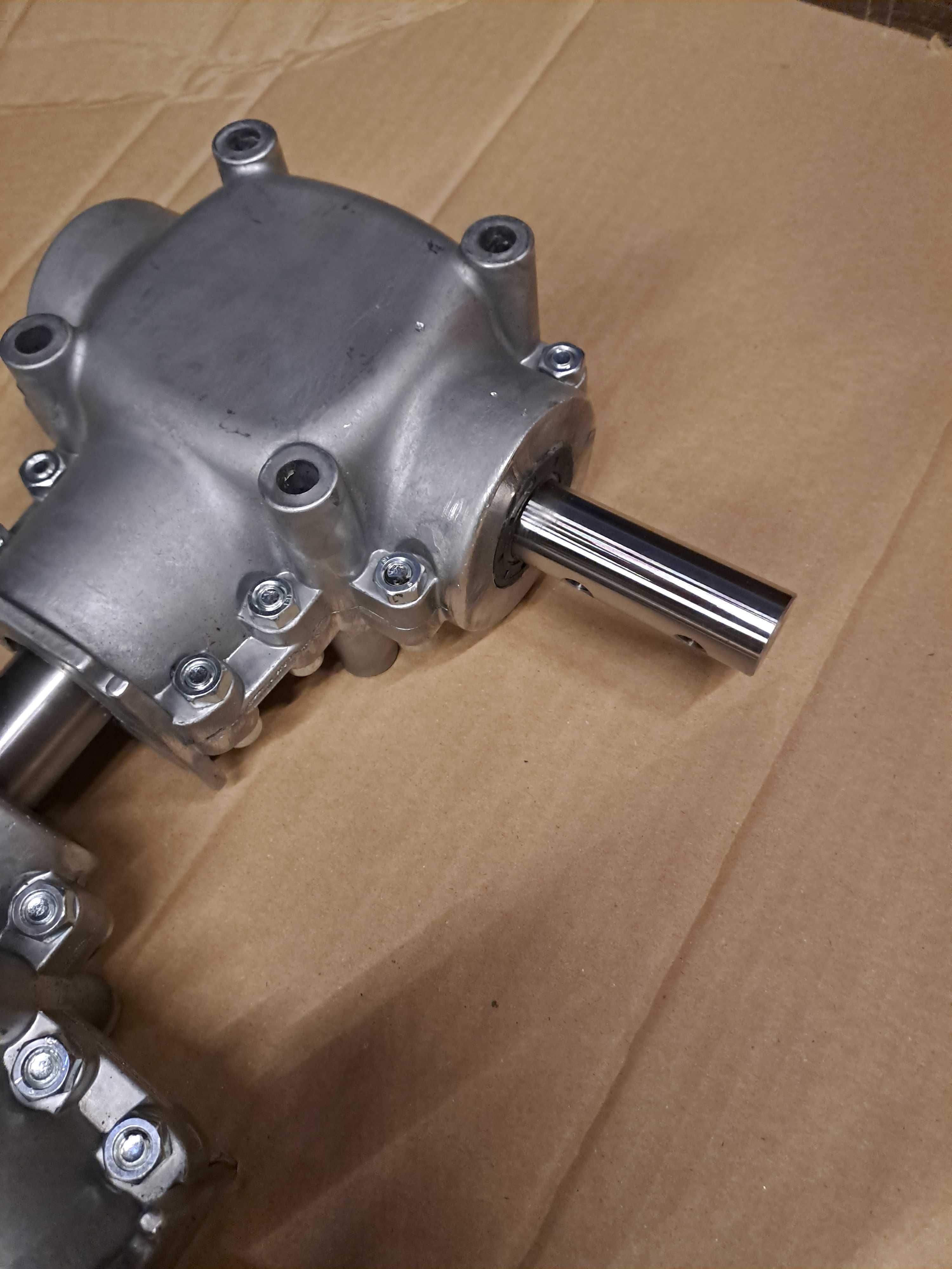 przekładnia potrójna do rozsiewacza nawozu lejka siewki rozstaw 45cm