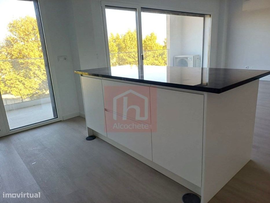 Apartamento T3 com parqueamento na Urbanização dos Moinhos, Montijo