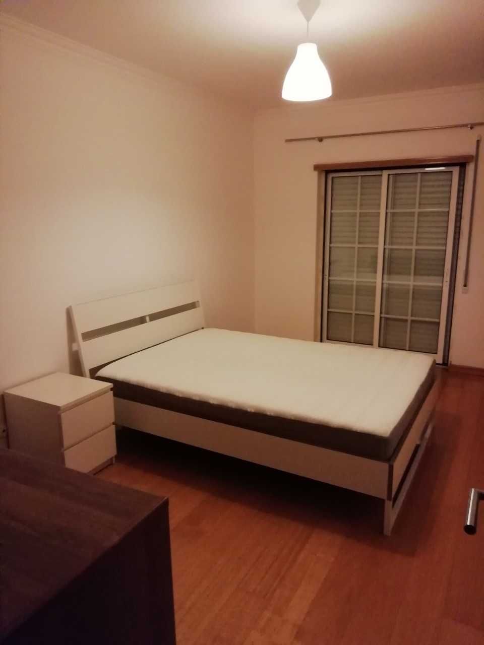 Alugo quarto no centro de Loures