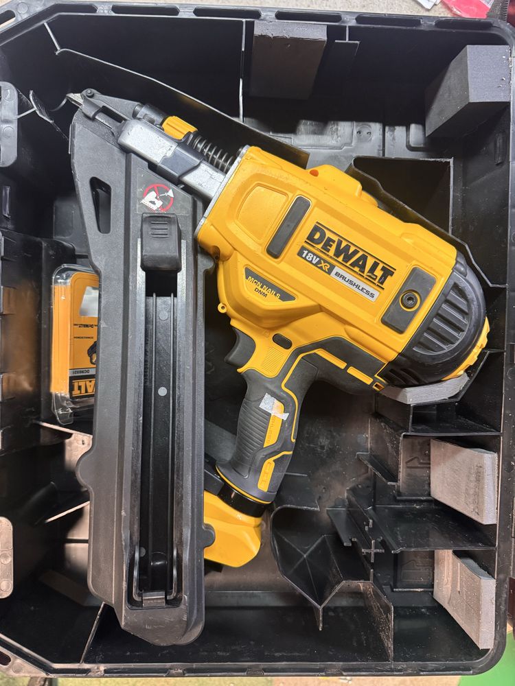 Gwozdziarka ciesielska anchor dewalt DCN693P2 stan bdb