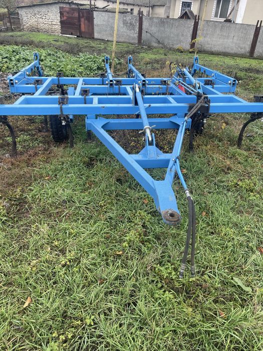 Продається все що на фото сівалка зернова , культиватор , диски, крн