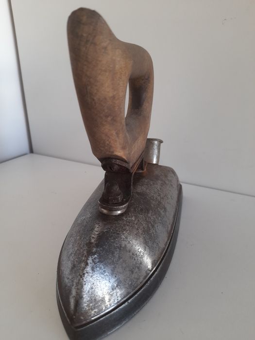 Stare żelazko kolekcjonerskie Omega.