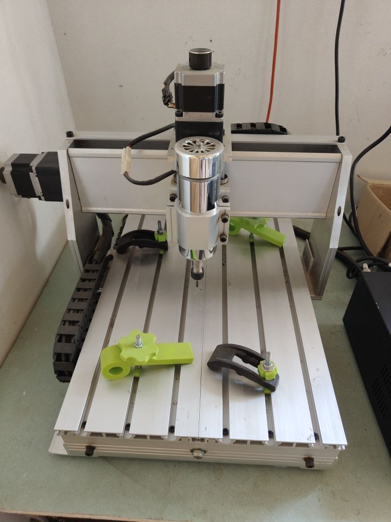 Frezarka CNC wraz z komputerem