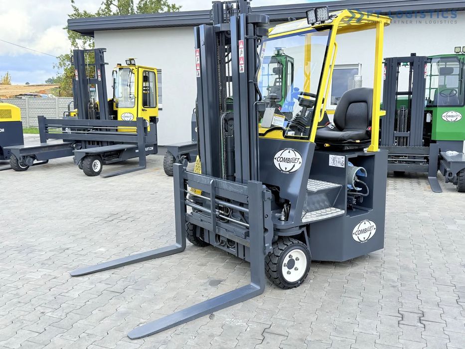 Combilift WÓZEK CZTEROKIERUNKOWY - WIELOKIERUNKOWY / C3000CB / GAS / TRIPLEX 4900MM / WOLNY SKOK / POZYCJONER WIDEŁ / PRZESUW WIDEŁ / STAN IDEALNY / Szeroka oferta wózków czterokierunkowych i bocznych, dopasowanych do różnorodnych potrzeb i zastosowań  CO