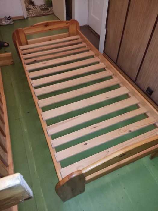 Sprzedam łózko drewniane ze stelażem