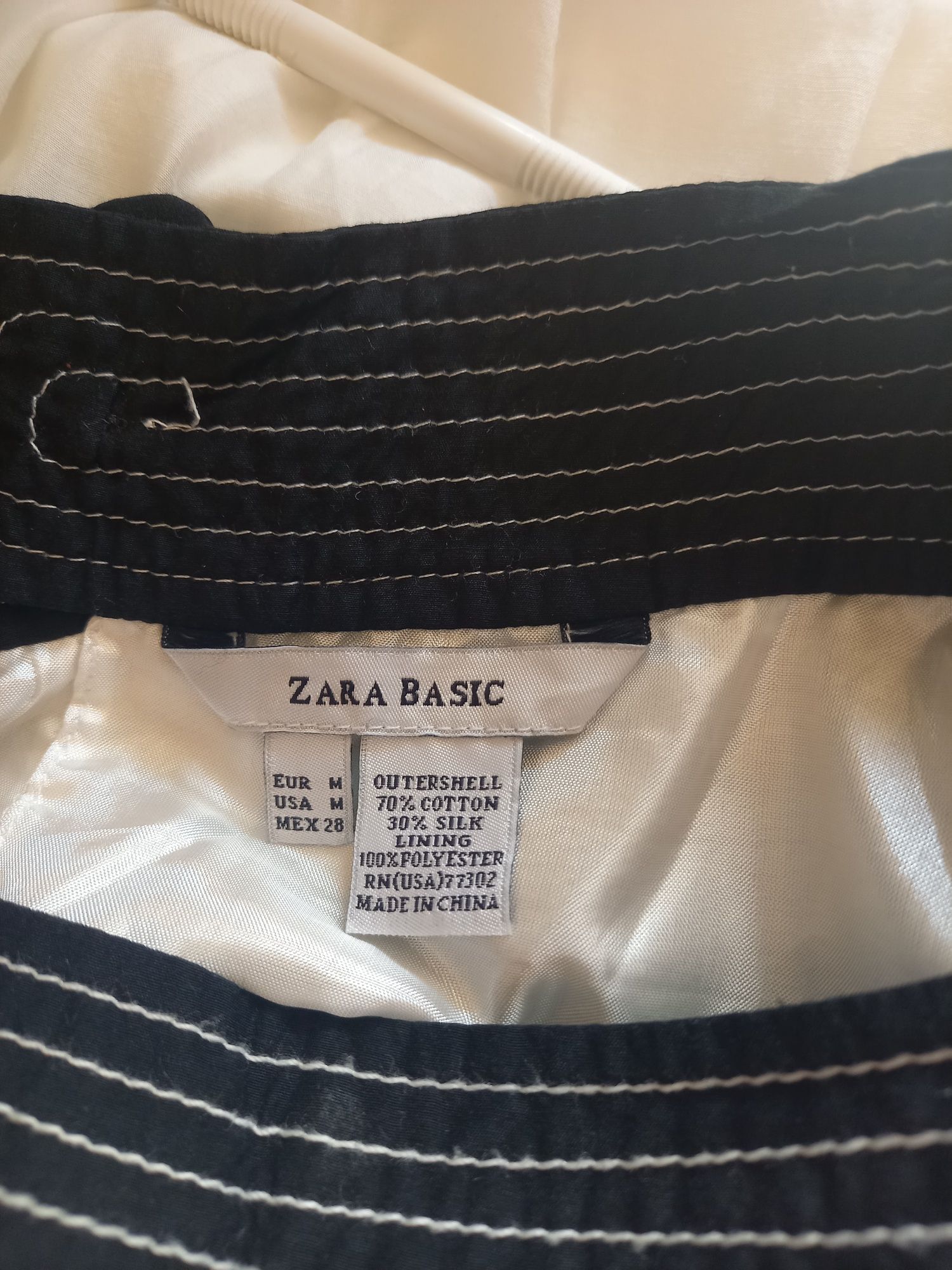 Biała sukienka z czarnymi wypustkami Zara Basic  rozmiar M