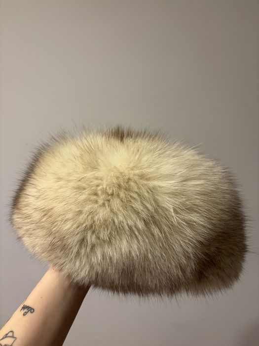 puszysta czapka naturalna w jasnym kolorze