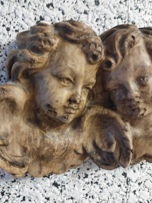 Stare anioły gipsowe