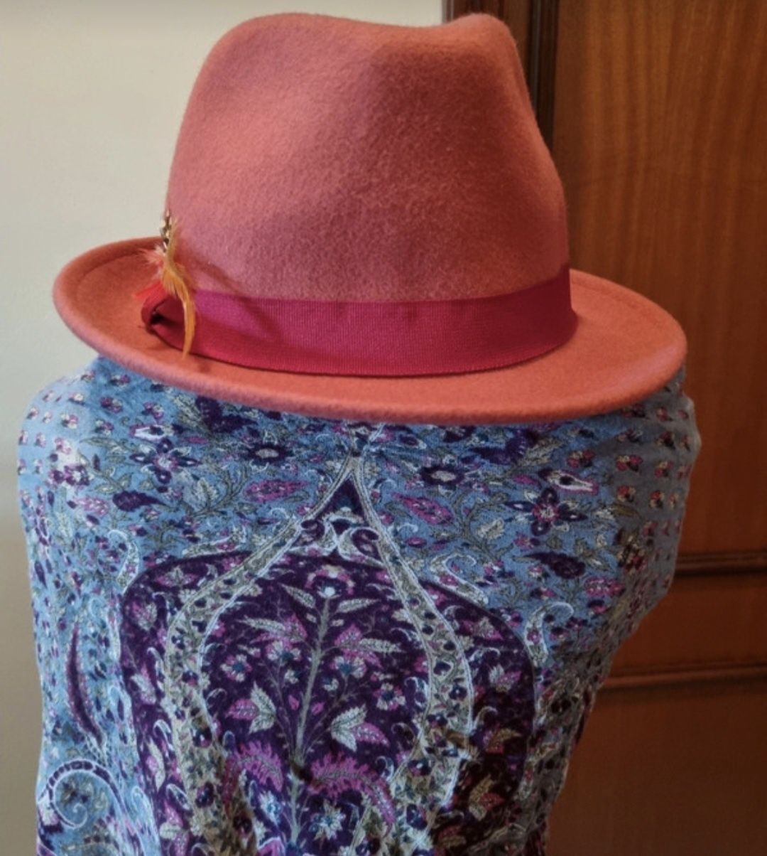 Chapéu rosa escuro. Pura lã