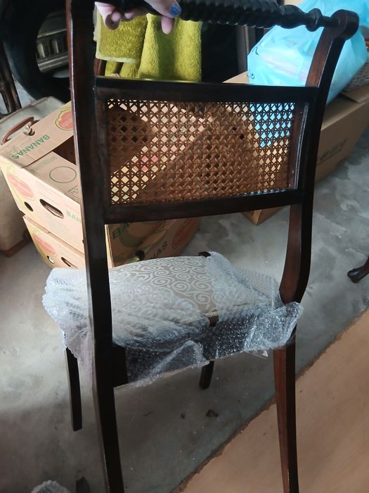 Seis cadeiras de palhinha forradas com mesa e uma escrivaninha