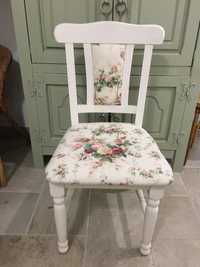 Śliczne krzesło białe shabby chic vintage różane pnącza
