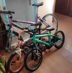 Três bicicletas ( 2 de criança + 1 de adulto)