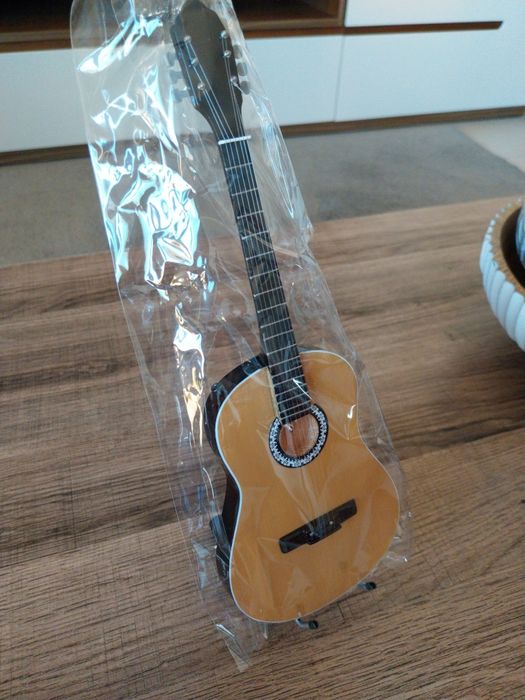 Miniatura de guitarra nova