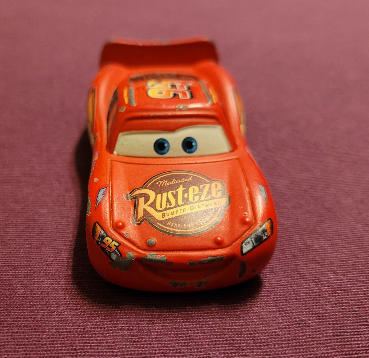 Samochodzik z serii Disneya pt. "AUTA"