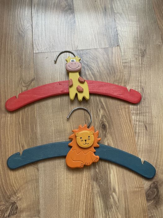 Komplet 2 drewnianych wieszakow dla dzieci