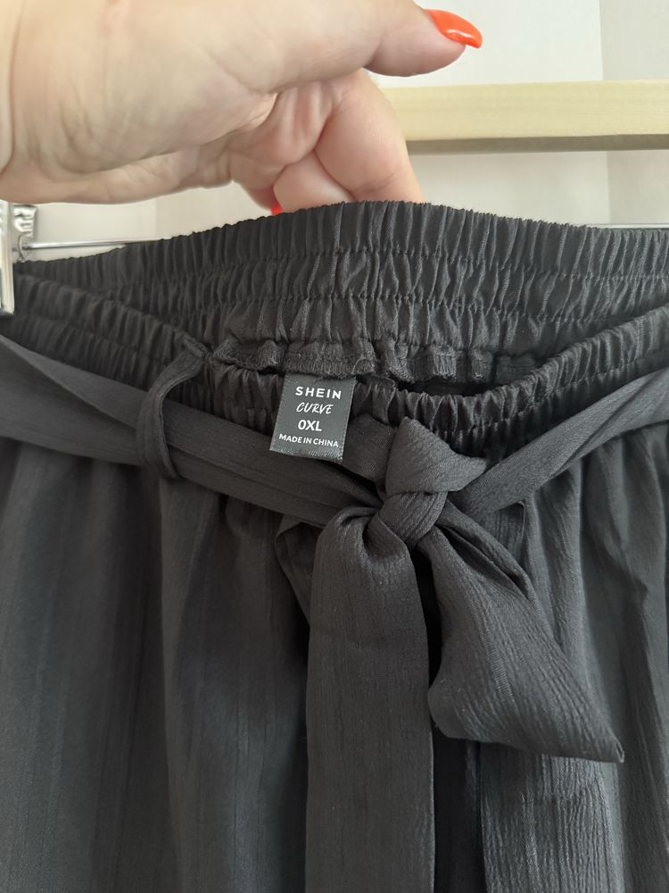 Calça Preta / Riscas - Shein - Tamanho 0XL