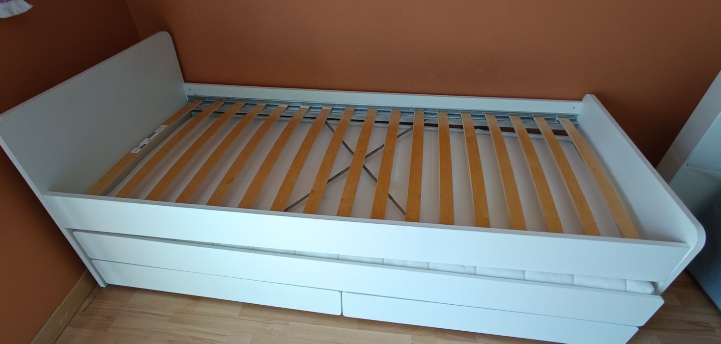 Cama dupla com duas gavetas de arrumação.