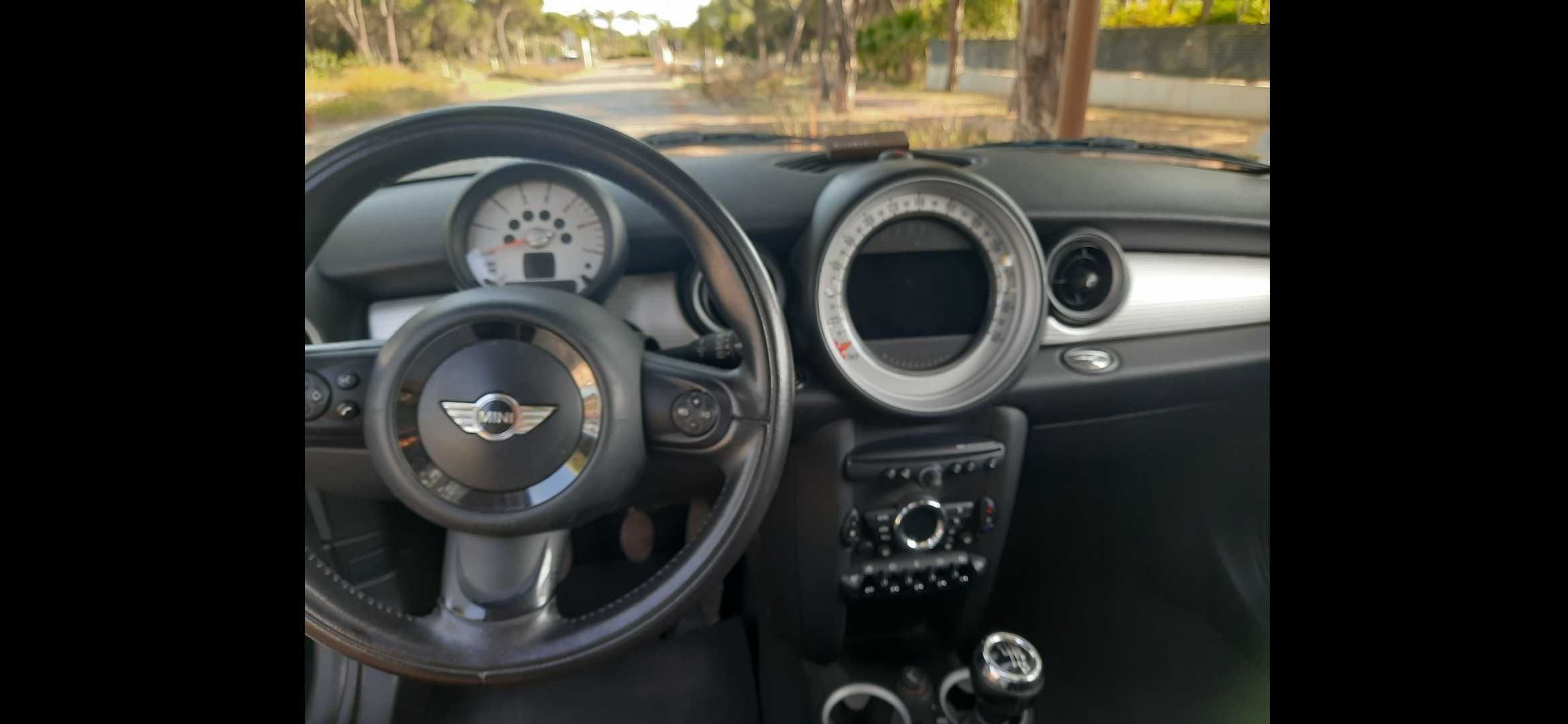 Excelente MINI Cooper D com Teto Panorâmico