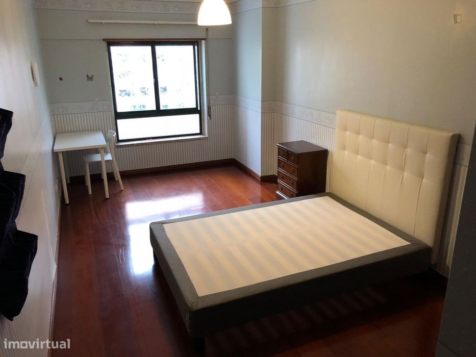 312805 - Quarto com cama de casal em...