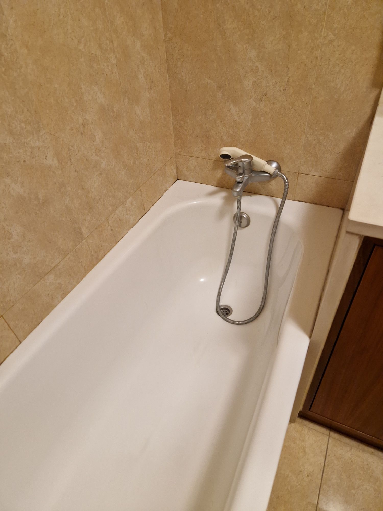 Banheira branca Roca com torneira e chuveiro