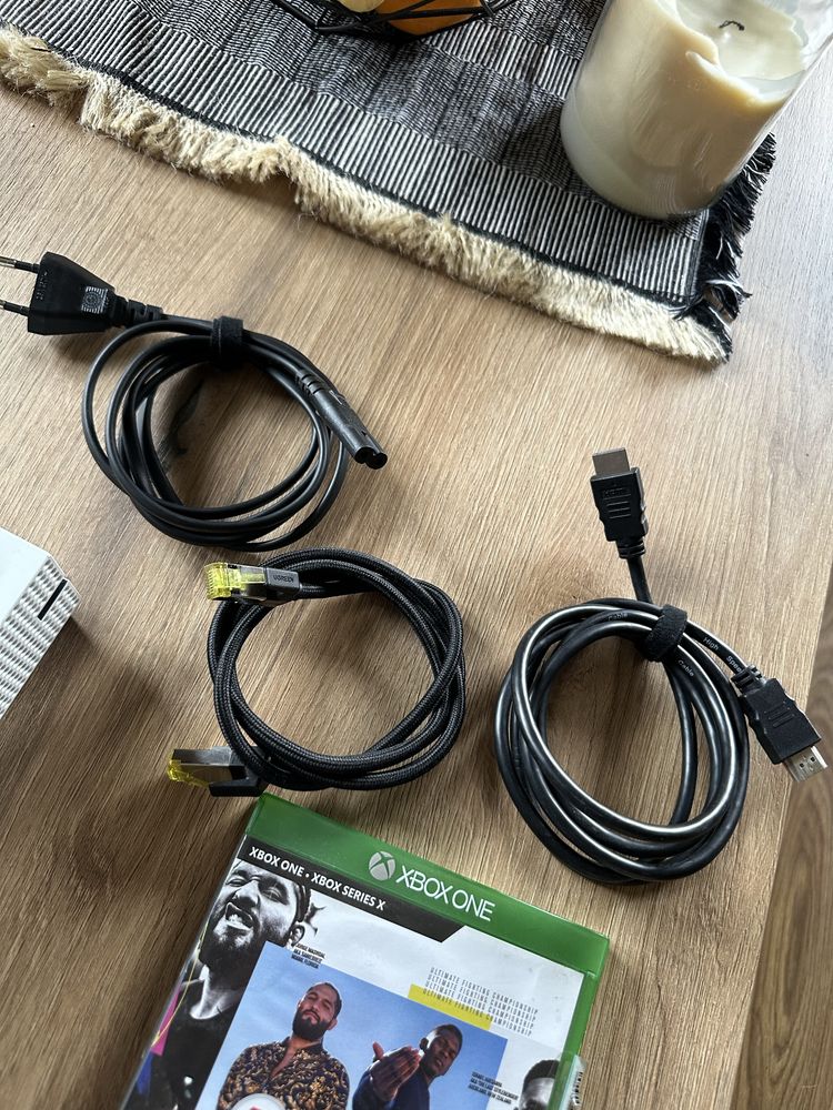 Xbox One S 1000GB (1TB) z napędem + 2 pady + FIFA 20 + UFC 4 + kable