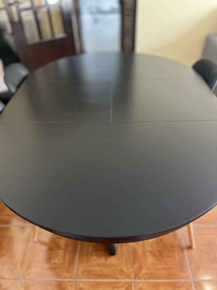 Mesa Preta com Cadeiras
