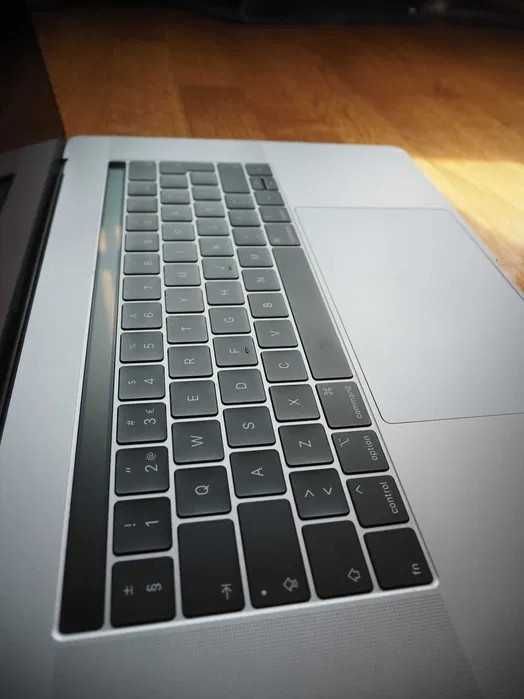 Macbook pro 15'' i9 8-cores, 32Gb Ram, 500Gb, RandeonPro vega 20 4Gb