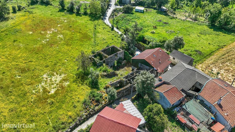 Terreno com duas moradias para restauro