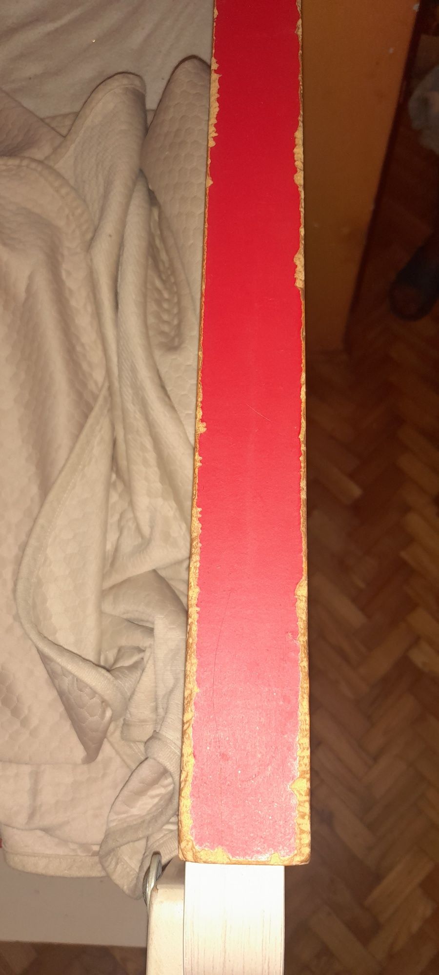 Łóżko piętrowe z wysuwanym biurkiem i komodą