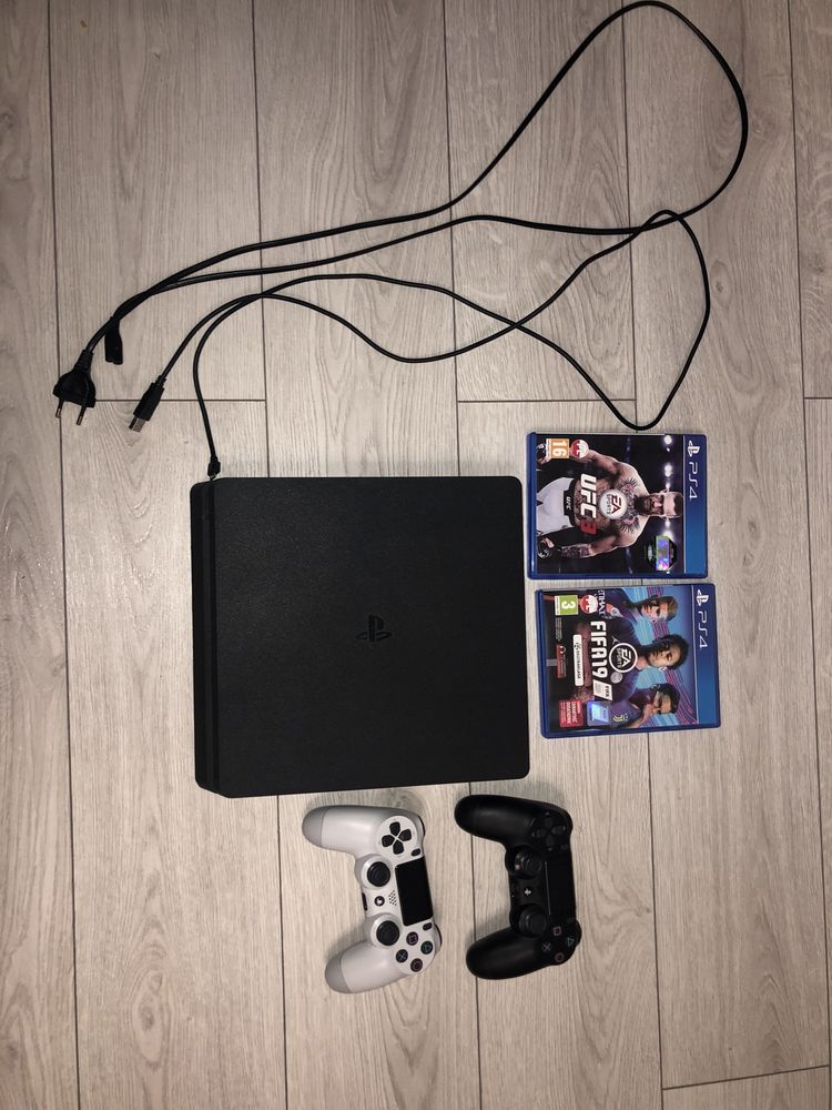 Konsola ps4 slim dwa pady dwie gry