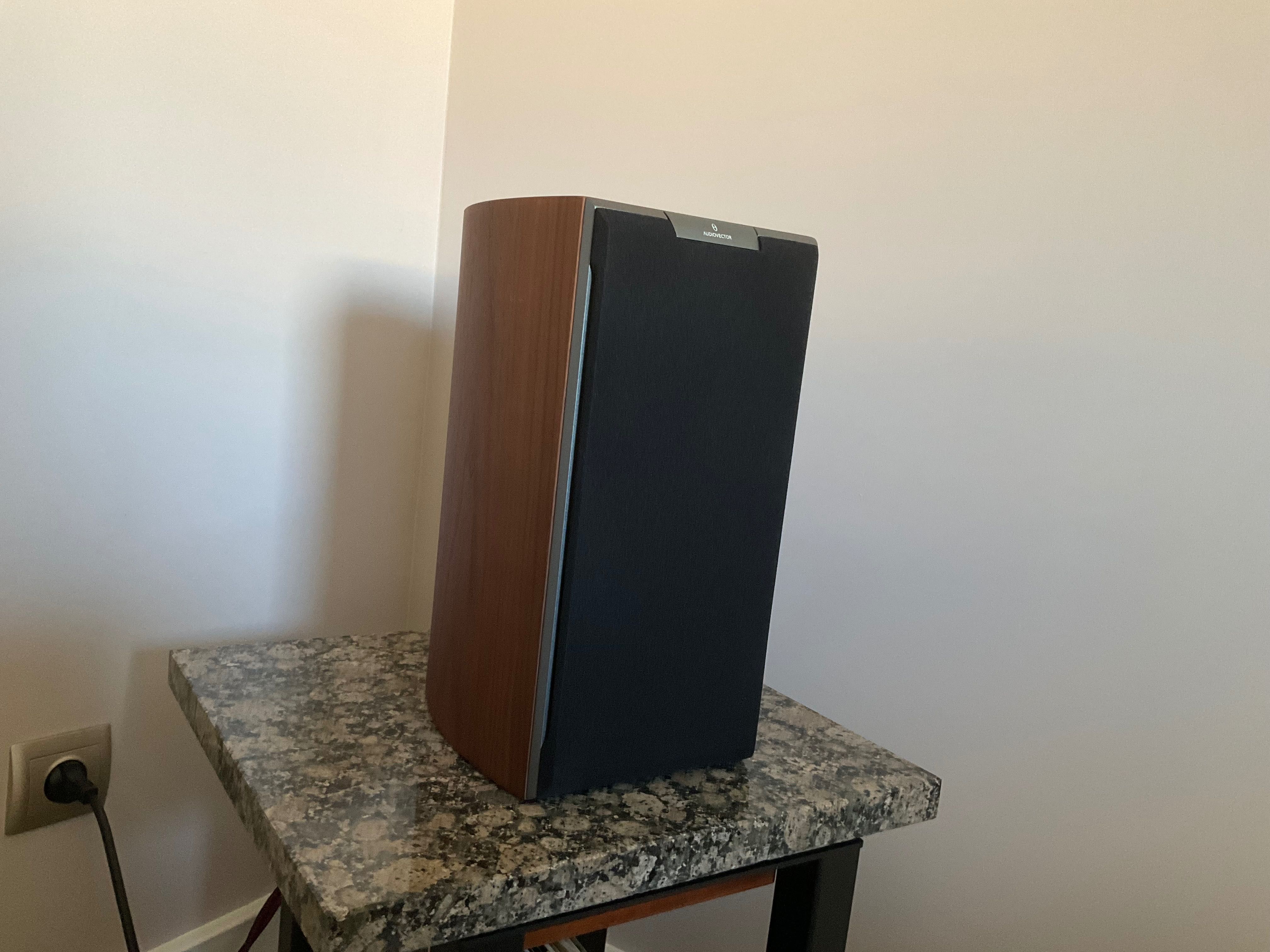 Audiovector R 1 Signature