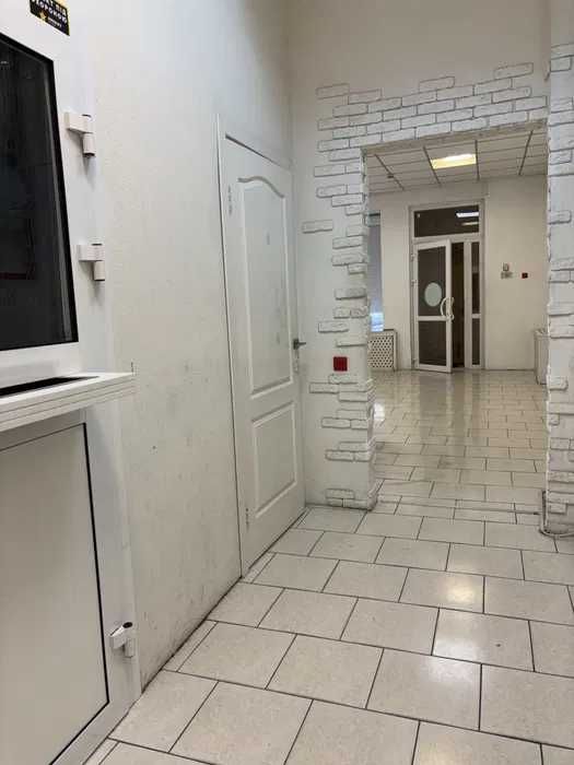 Володимирська фасадний окремий вхід салон магазин сервіс