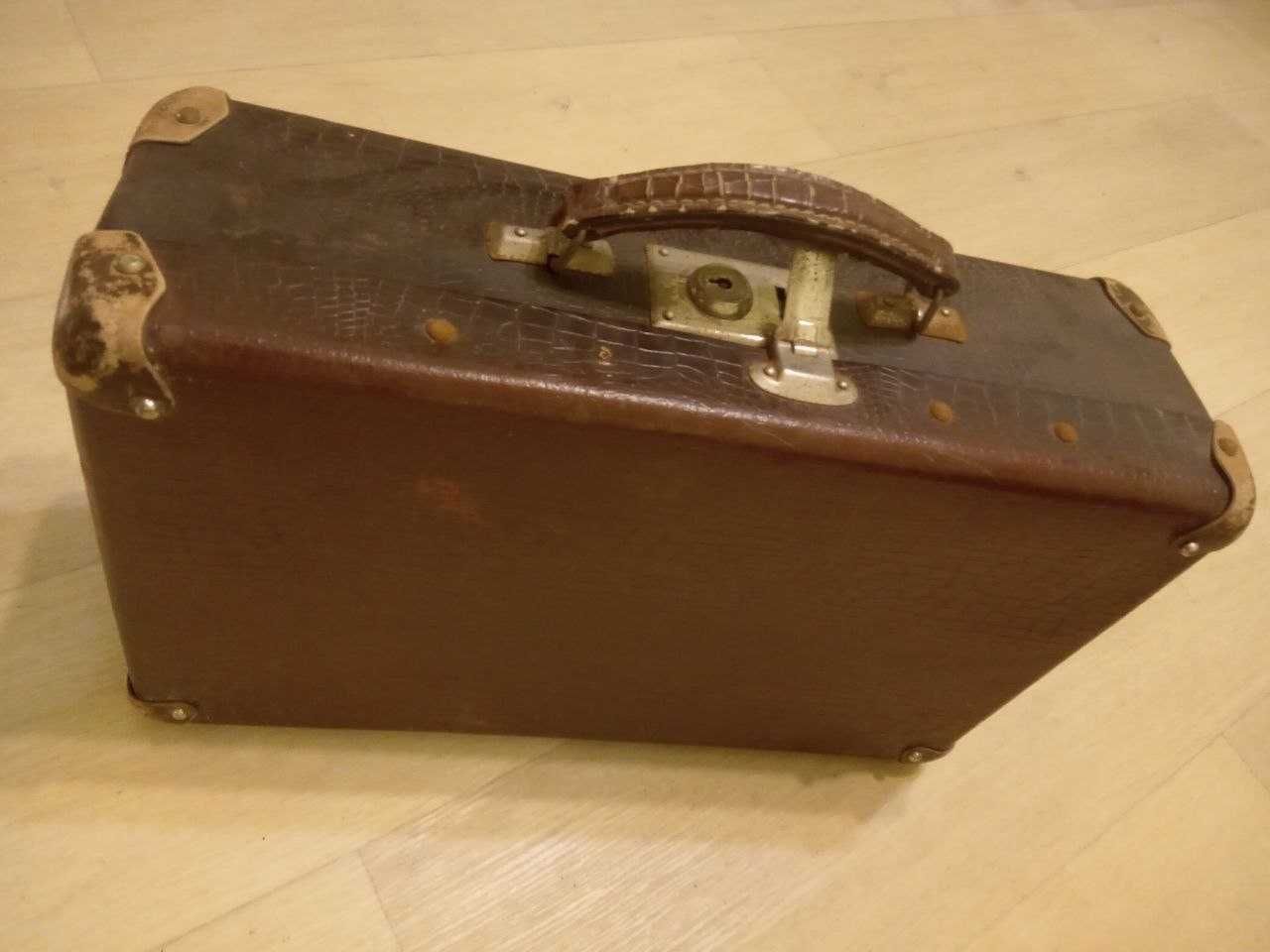 Ретро чемодан 1960 года, под крокодиловую кожу.