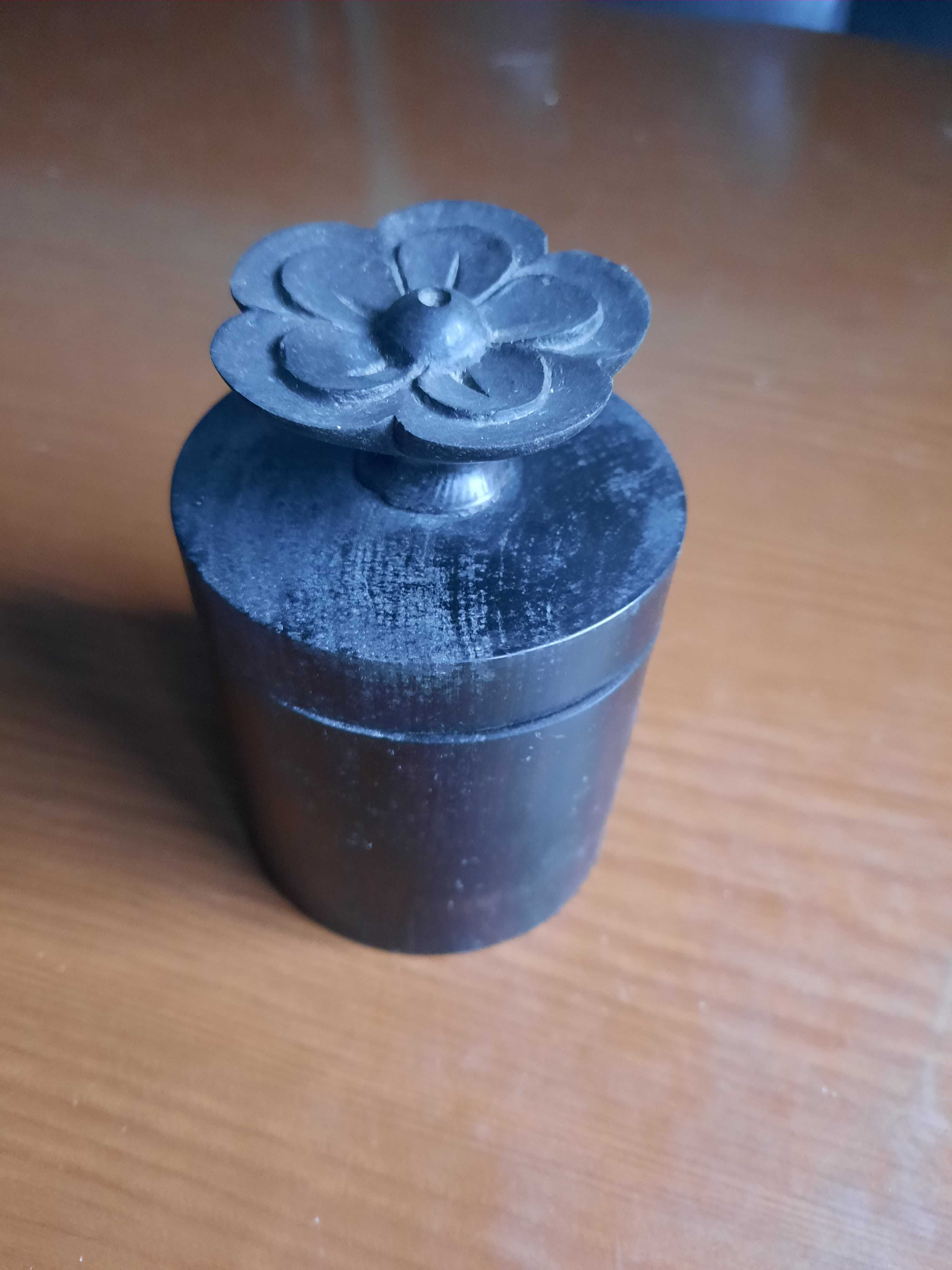 Caixa de madeira preta com tampa de flor