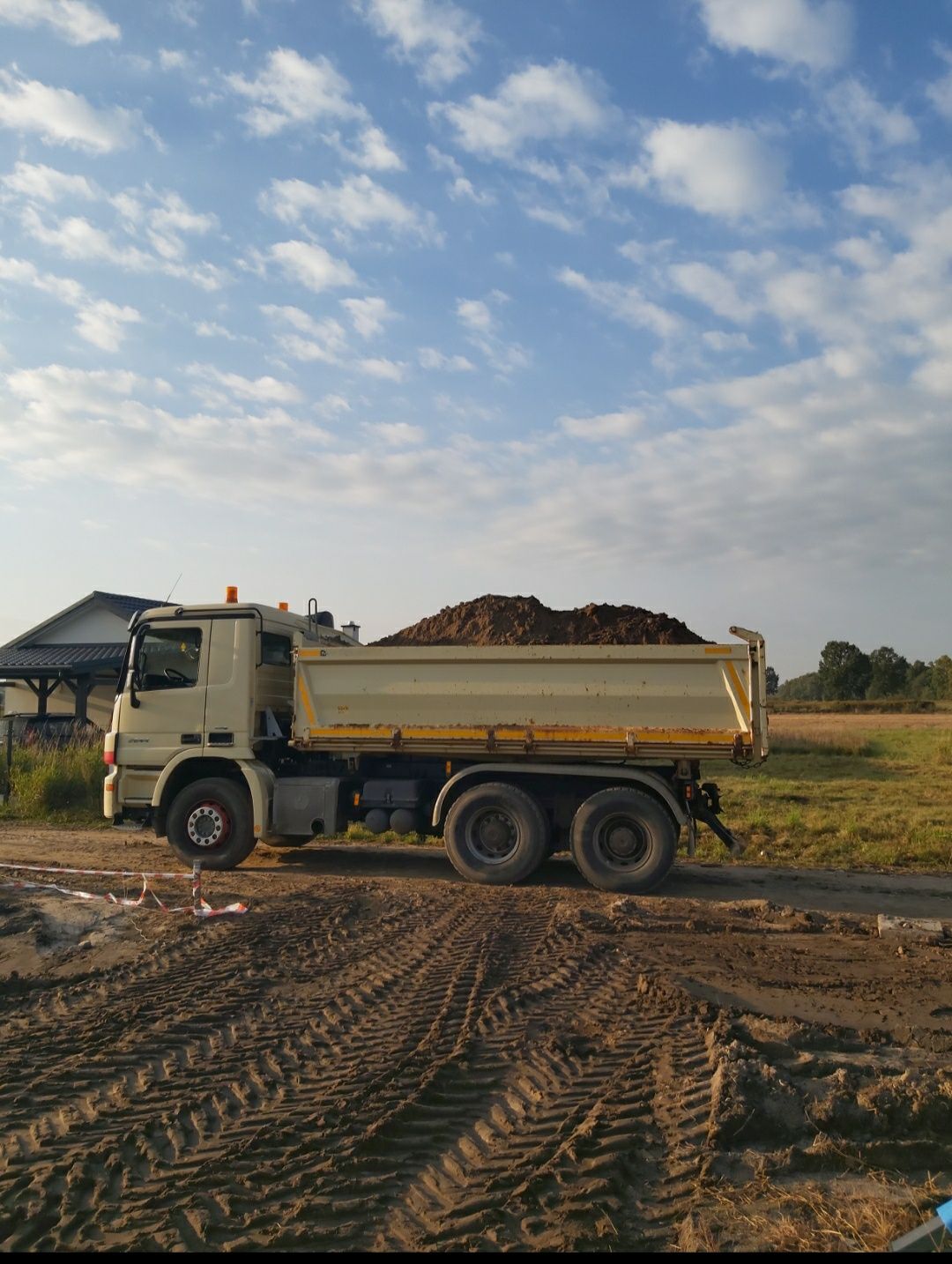 Piasek , ziemia ogrodowa , kruszywo ,tłuczeń betonowy , żwir