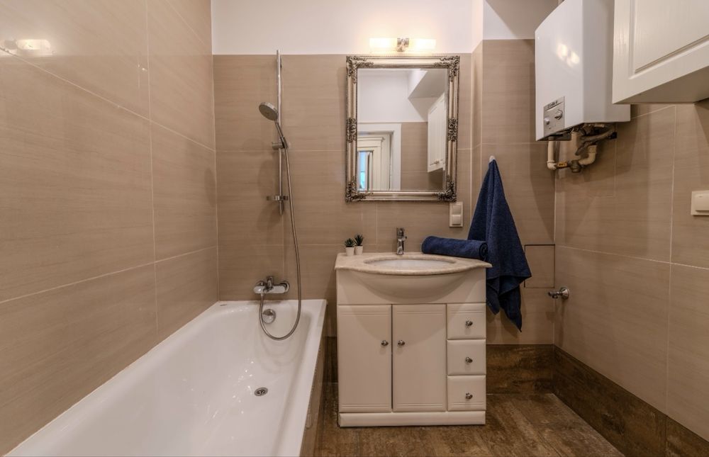 Apartament na Rynku –110m2- 4 pokoje, 6 łóżek, 2 balkony – max 12 osób
