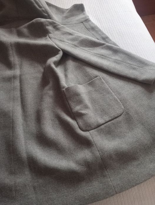 Casaco comprido em cinza descontraído com capuz e estilo _- Zara