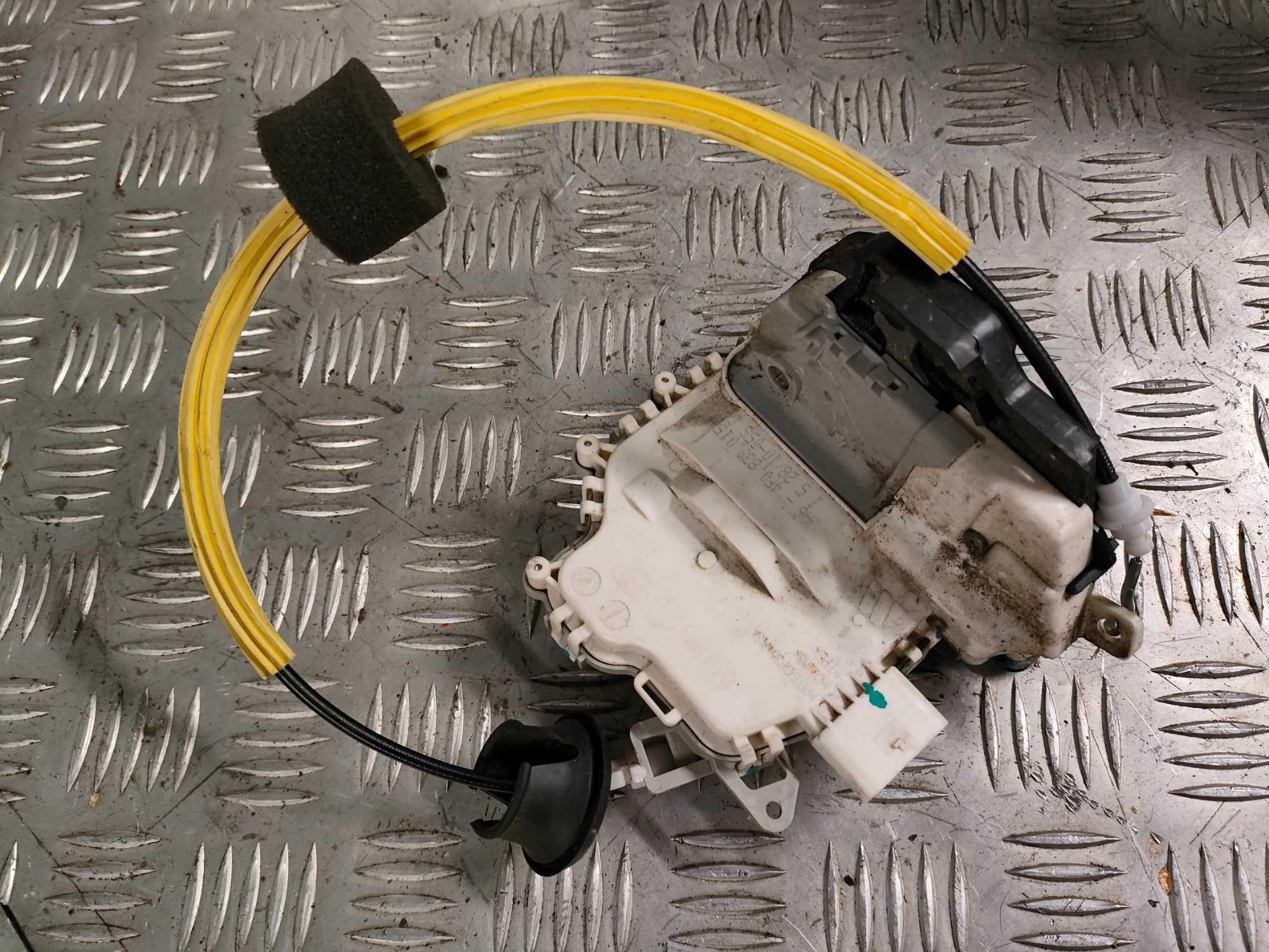 Zamek drzwi lewy tył Audi A6 C6 Kombi 6pin