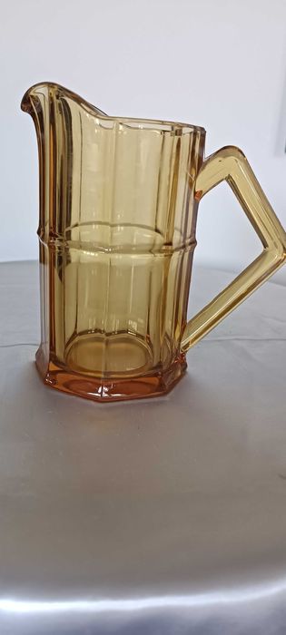 Antyk. Vintage.Mlecznik z prasowanego, miodowego szkła.