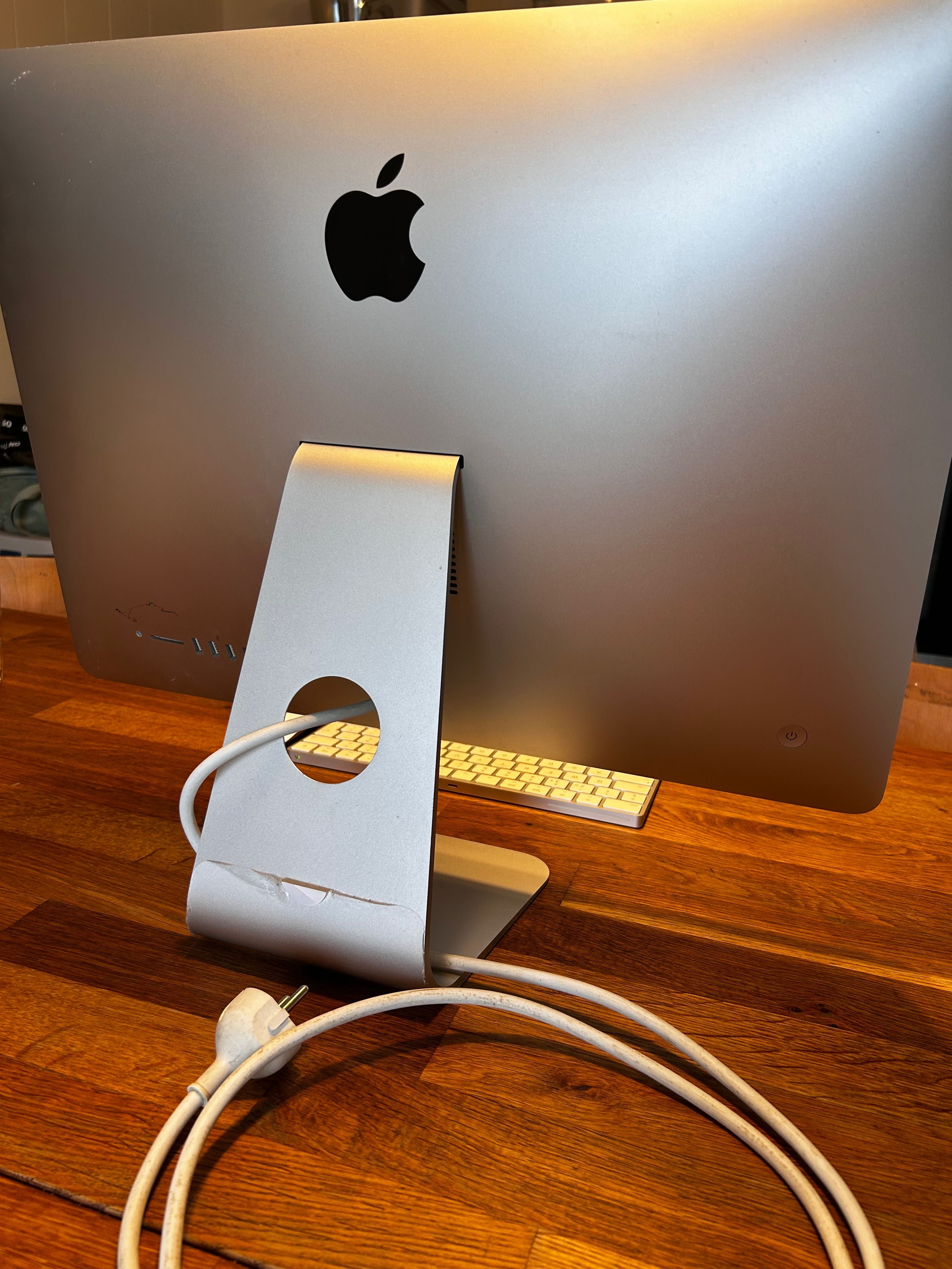 Apple iMac 21.5” Modelo A1418 (comprado novo em 2020)