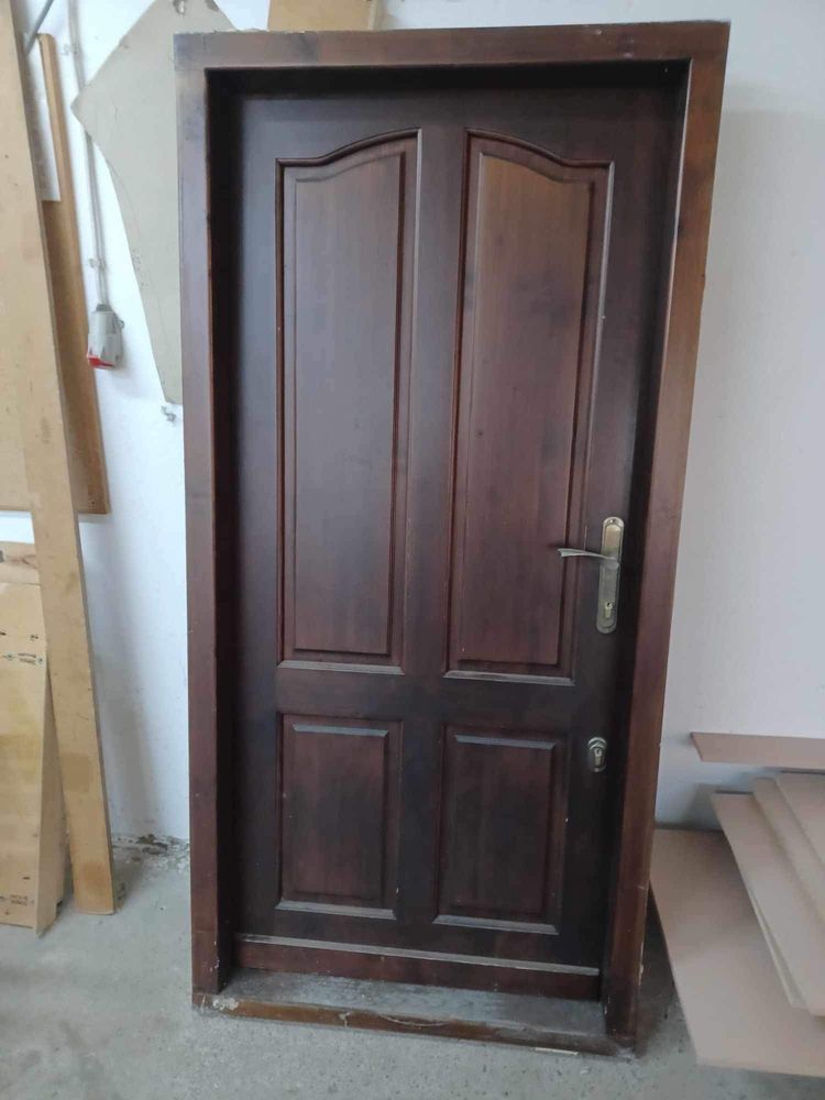 Sprzedam zewnętrzne drzwi drewniane z ościeżnicą