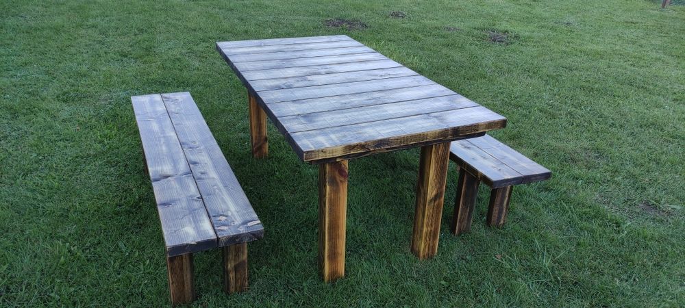Solidny stół ogrodowy