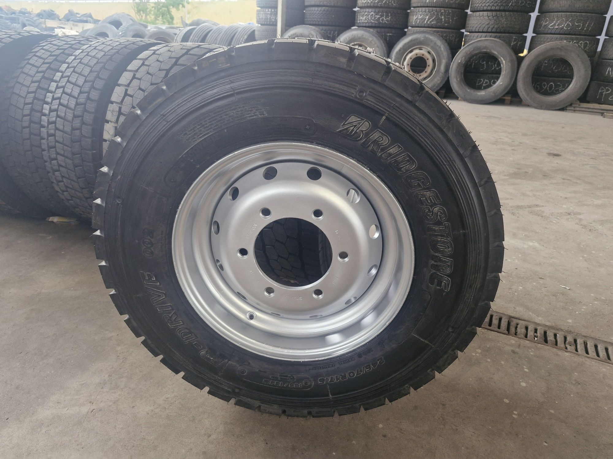 Komplet koła bezdętkowe 6 otworów 245/70r17.5 5szt  d35 d44 d45 d47