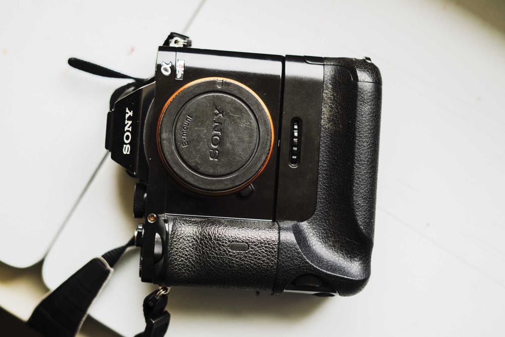 Aparat Sony a7r jak a7 z gripem i baterią