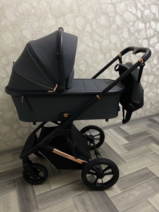 Коляска carello sigma 2в1 2024 року в темно-сірому кольорі.