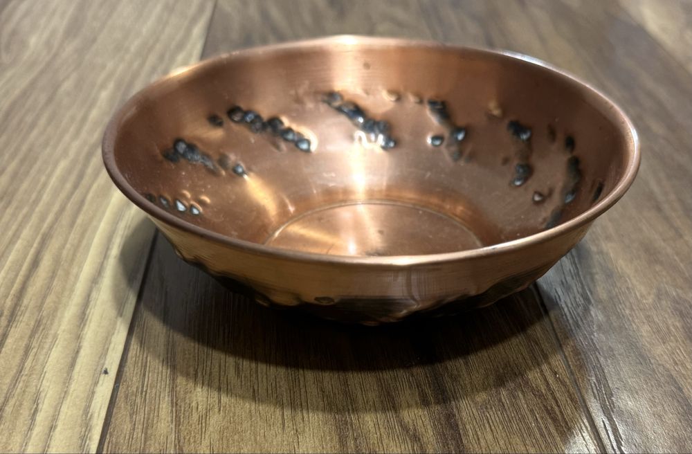 Miedziana misa vintage – dekoracyjna patera na owoce