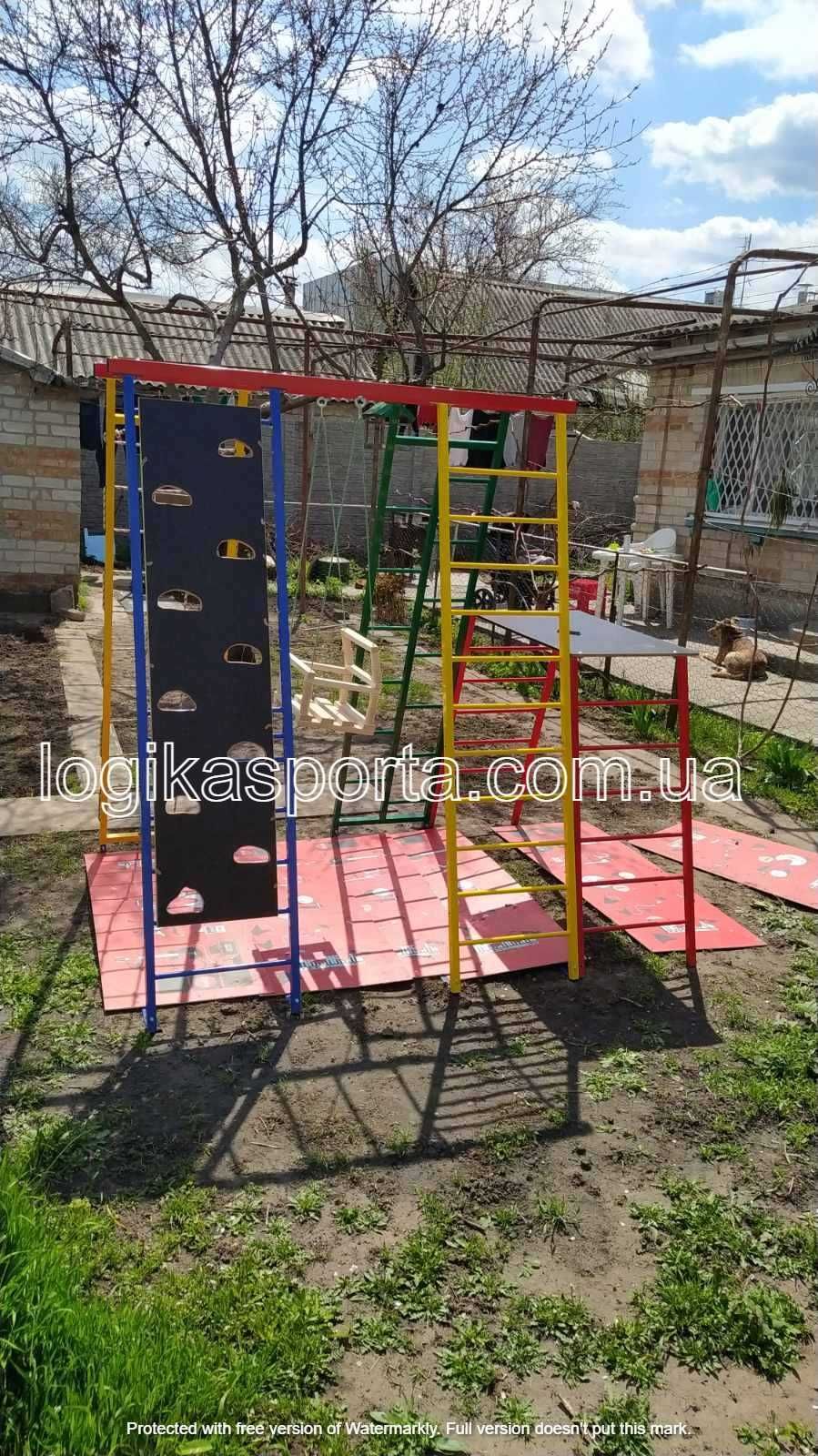 Игровая площадка 1,5- 2 м, горка, качели, детский спортивный комплекс