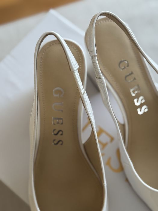Sapatos brancos Guess